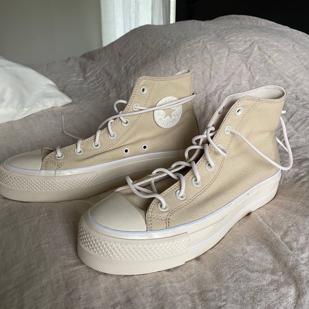 Cream platform converse all stars. Size 10.
